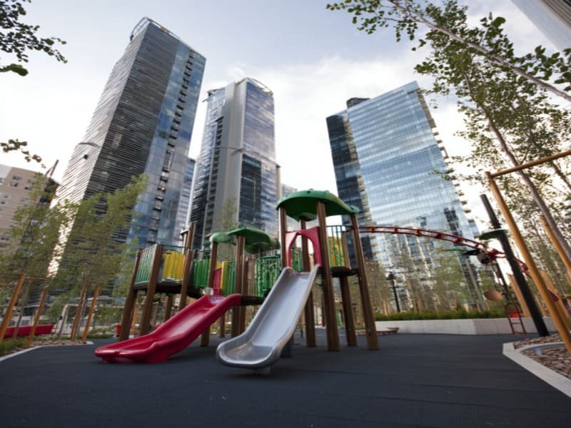 Ein Vergleich zwischen schwarzen Vollgummifliesen und perforierten Gummifliesen mit Löchern.